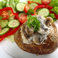 Печеный картофель со сливочным соусом из грибов, бекона и зеленого перца