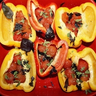 Перец запеченый с томатами черри, базиликом и майораном