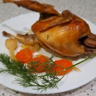 Перепел запеченный в духовке с укропом, морковью и луком
