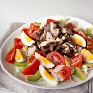 Перигорский салат с куриной печенью и овощами