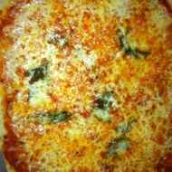 Пицца «Маргарита» с базиликом