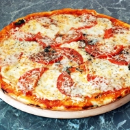 Пицца «Маргарита» с тертым сыром моцарелла на готовом тесте