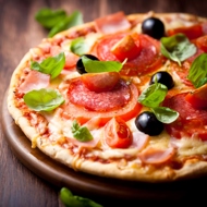 Пицца с салями, оливками и помидорами
