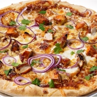 Пицца с соусом барбекю, копченым сыром гауда, куриным филе и красным луком
