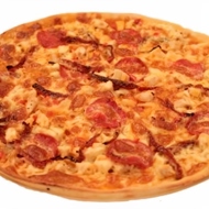 Пицца с томатами, говядиной и маринованным перцем