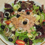 Пикантный салат с тунцом, перцем и помидорами