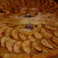 Пирог из слоеного теста с яблочным джемом
