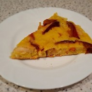 Пирог на сковороде с яблоками и сливами