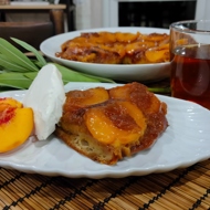 Пирог-перевертыш с персиками, карамелью и корицей