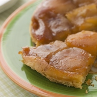 Пирог с карамелизованными яблоками и орехами пекан