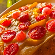 Пирог с помидорами, творожным сыром и базиликом