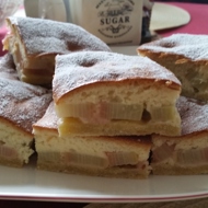 Пирог с рабарбаром (ревенем) и бисквитом