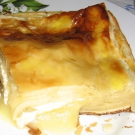 Пирог с твердым сыром и сметаной