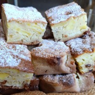 Пирог с яблоками и изюмом