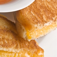 Поджаренный сэндвич с сыром и острым соусом из перца чили