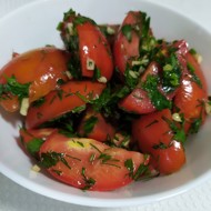 Помидоры с чесноком и зеленью