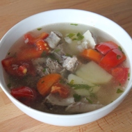 Простой мясной суп с приправой из томатов и чеснока