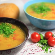 Пряный чечевичный суп с помидорами