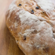 Пшенично-ржаной дрожжевой хлеб с изюмом и тмином
