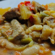 Рагу из говядины с деревенскими овощами и белой фасолью