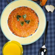 Рыбный суп с помидорами и белым вином