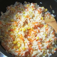 Рис с кукурузой, луком и морковью