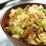 Рис с лесными грибами и зеленым луком