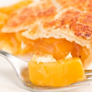 Румяный пирог с абрикосами и нежной сливочной крошкой