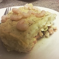 Рыбный пирог с креветками и картофельном пюре