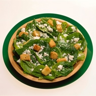 Салат «Цезарь» с приправленными зеленью крутонами