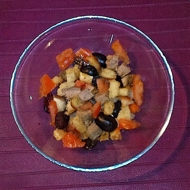 Салат «Груцам» с запеченным мясом, виноградом, помидорами и гренками