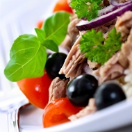 Салат из анчоусов с оливками, маслинами и зеленью