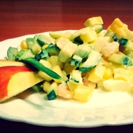Салат из авокадо, креветок и яблока