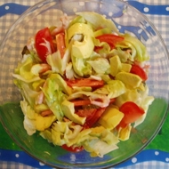 Салат из авокадо с помидорами и грецкими орехами