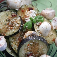 Салат из баклажанов с грудинкой и грибами