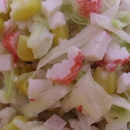 Салат из белокочанной капусты, крабовых палочек и консервированной кукурузы