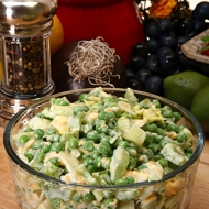 Салат из цыпленка с картофелем, зеленым горошком и лесными орехами