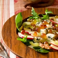 Салат из яблок, сушеной вишни и грецких орехов с заправкой из кленового сиропа и майонеза