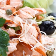 Салат из лосося с оливками