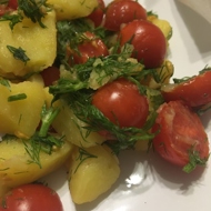 Салат из молодого картофеля и помидоров