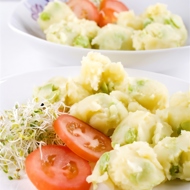 Салат из молодого картофеля с луком-шалотом и заправкой из уксуса и оливкового масла