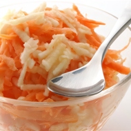 Салат из моркови и яблок с орехами