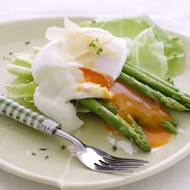 Салат из печеной спаржи с яйцом пашот и пармезаном