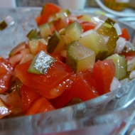 Салат из помидора и консервированного огурца