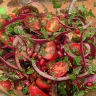 Салат из помидоров черри с красным луком и травами