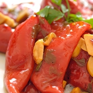 Салат из разноцветных перцев с базиликом на гриле