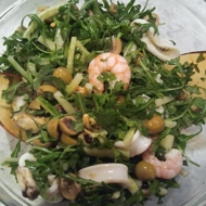 Салат из рукколы с морепродуктами и свежими огурцами