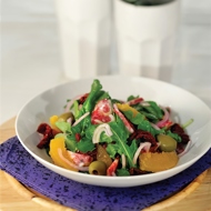 Салат из рукколы с оливками, вялеными томатами и салями