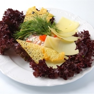 Салат из семги с овощами и сыром
