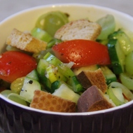 Салат из свежих овощей, сухариков, зеленого винограда и мяты